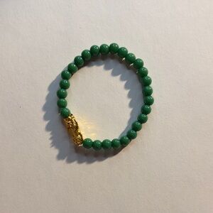 Elegant Green Beaded Bracelet with Gold Accent